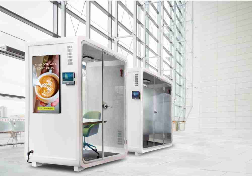 尊龙集团子公司达擎之智慧行动办公舱，，，采用PDLC智能调光玻璃设计，，透过通电与断电的电流切换，，，，呈现透明与雾面效果，，具节能降耗特性并兼顾隐私，，，，确保信息安全