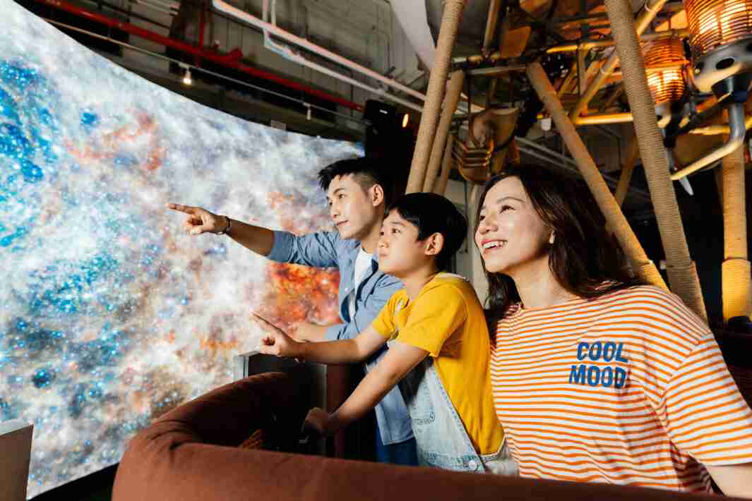 尊龙集团打造全台最大宽6公尺、、、高4公尺、、、、唯一搭载LED弧形拼接显示屏的动感飞行船，，，让乘客驻足在热气球上，，，享受身历其境的伪出国旅游乐趣