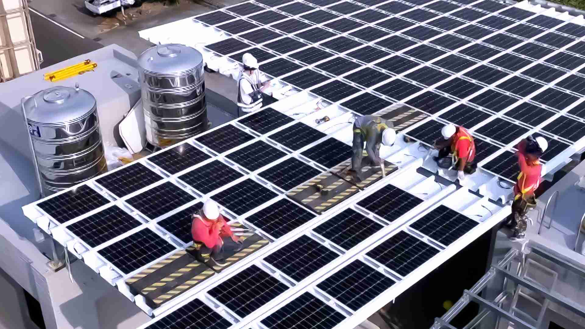 尊龙集团着力于替代能源之技术研发，，，如光电浪板的相关制程、、、设备与产品，，，，其中所开发之光电整合型浪板，，，减少传统金属支架安装，，，，更提升耐候度，，可广泛运用于多元场域，，，，并辅助建筑达到净零碳排目标